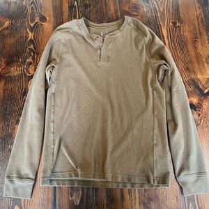 Arcteryx Men’s Long Sleeve Henley Size Medium Color Tan